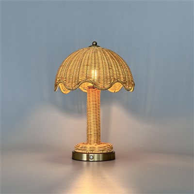 Prenosná a nabíjateľná retro ratanová stolová lampa